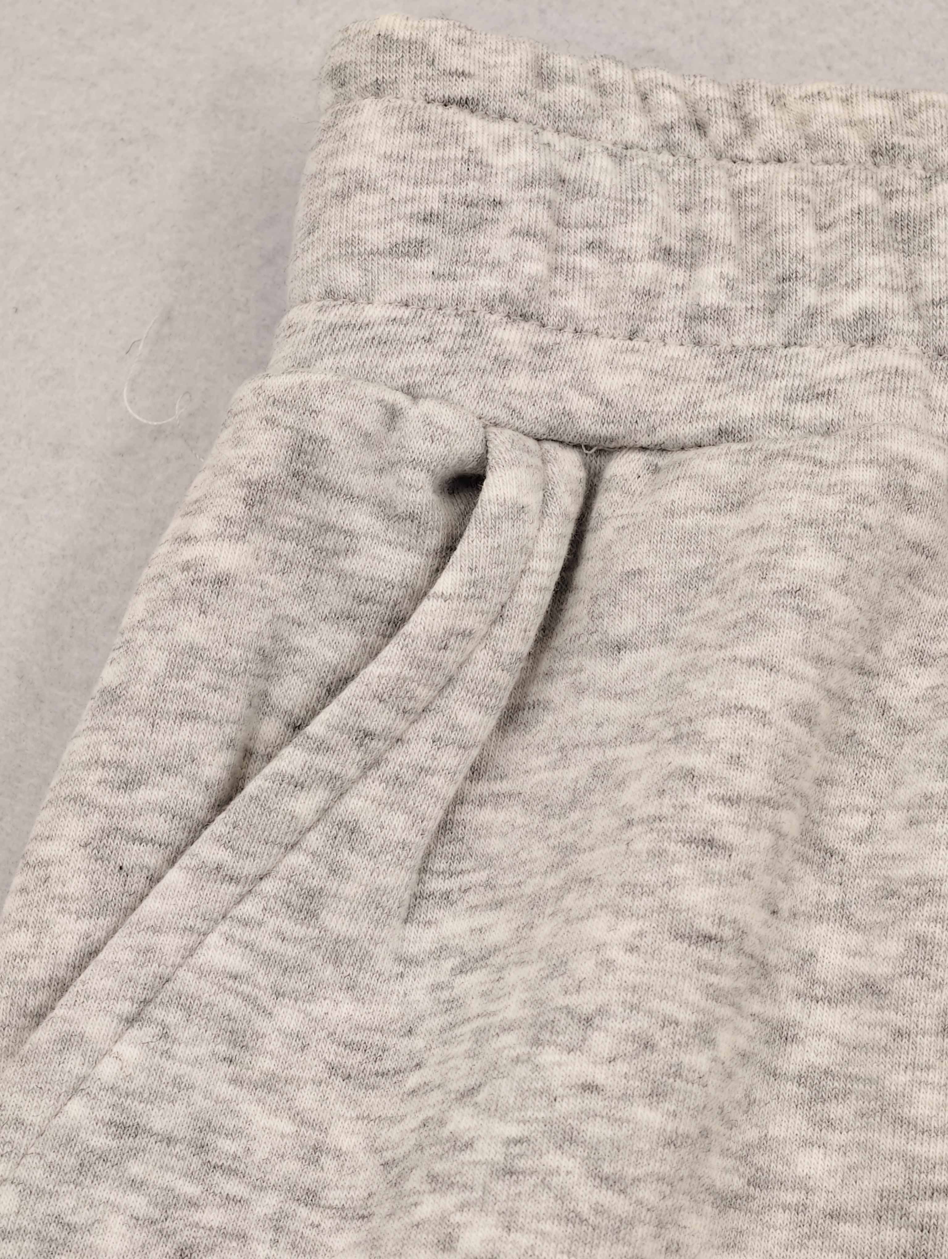 Ribbed elastic waistband and angled side pocket detail