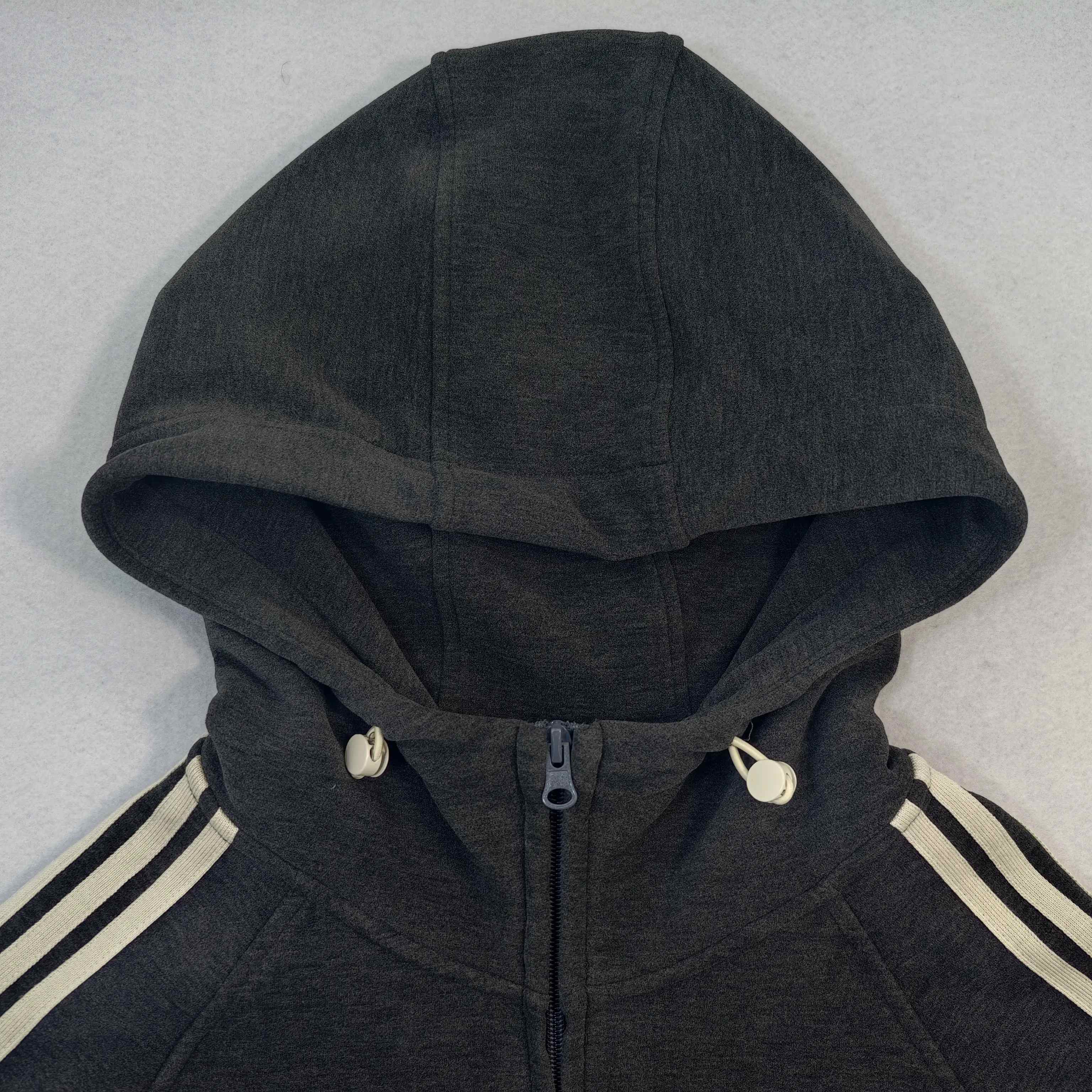 Adjustable hood, toggles and two-way zipper detail
