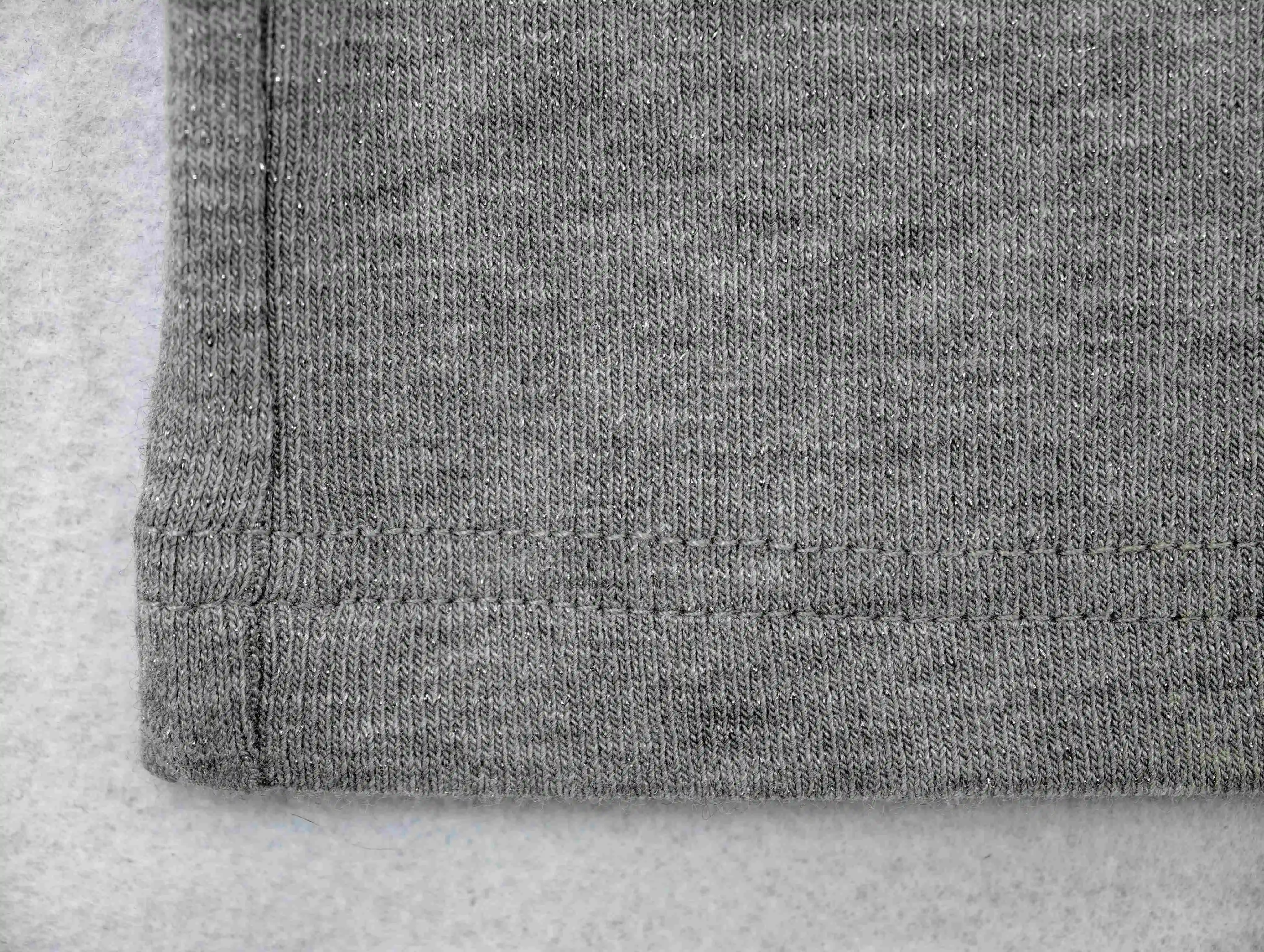 Fine jersey texture with twin-needle hem stitching
