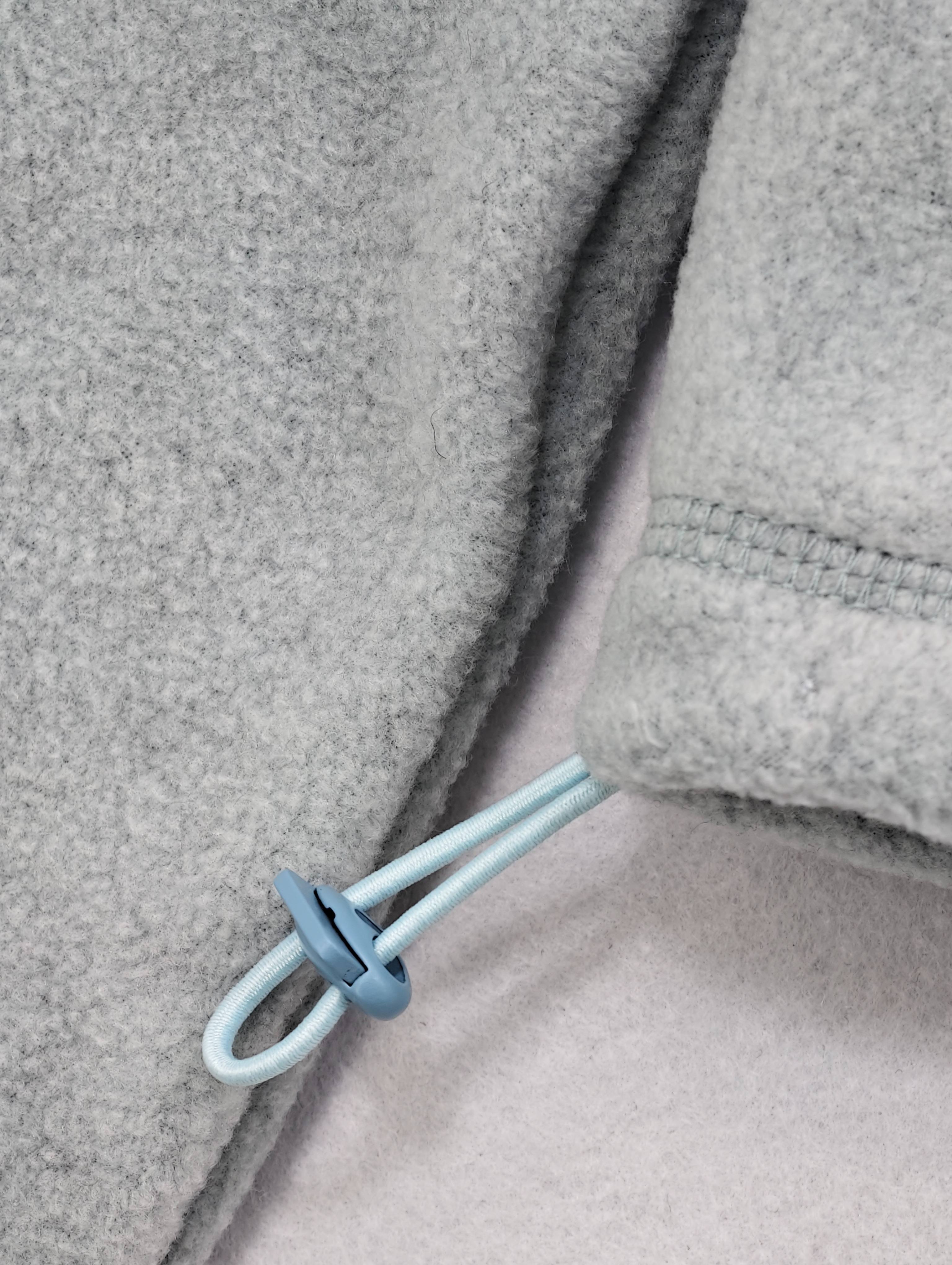 Adjustable drawcord hem with blue toggle detail