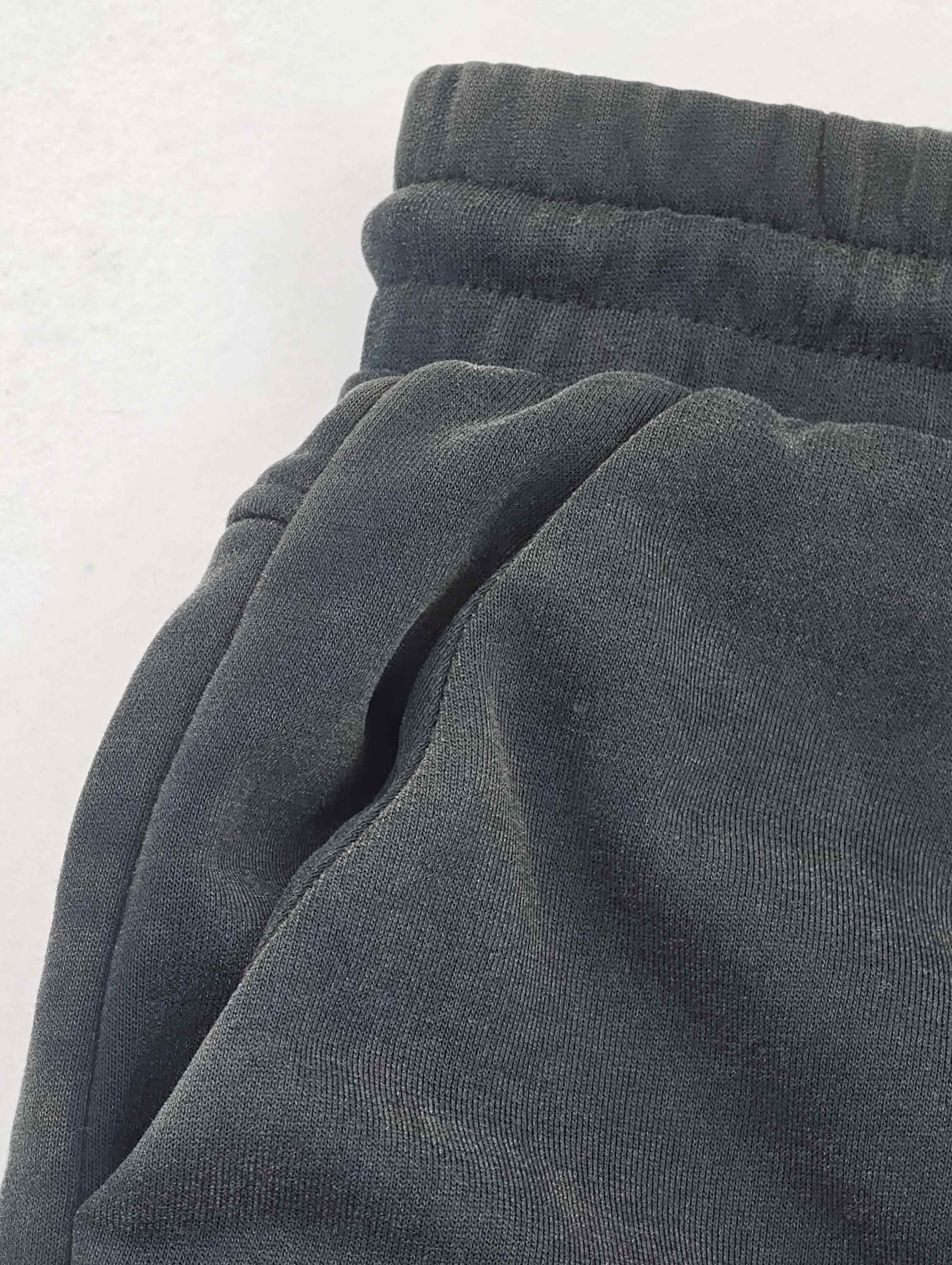 Elastic waistband and angled side pocket construction detail
