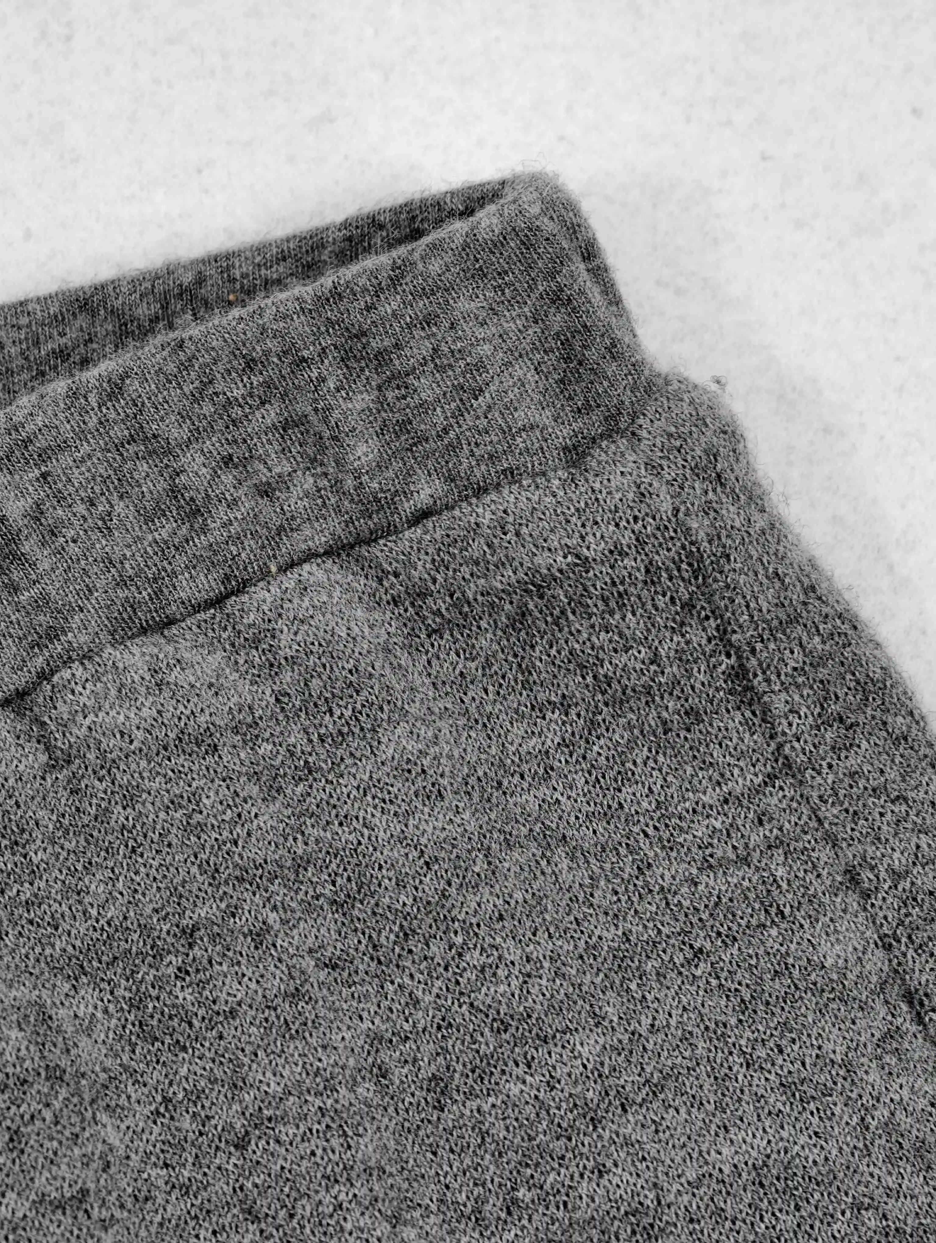 Elastic rib waistband with clean side-seam construction