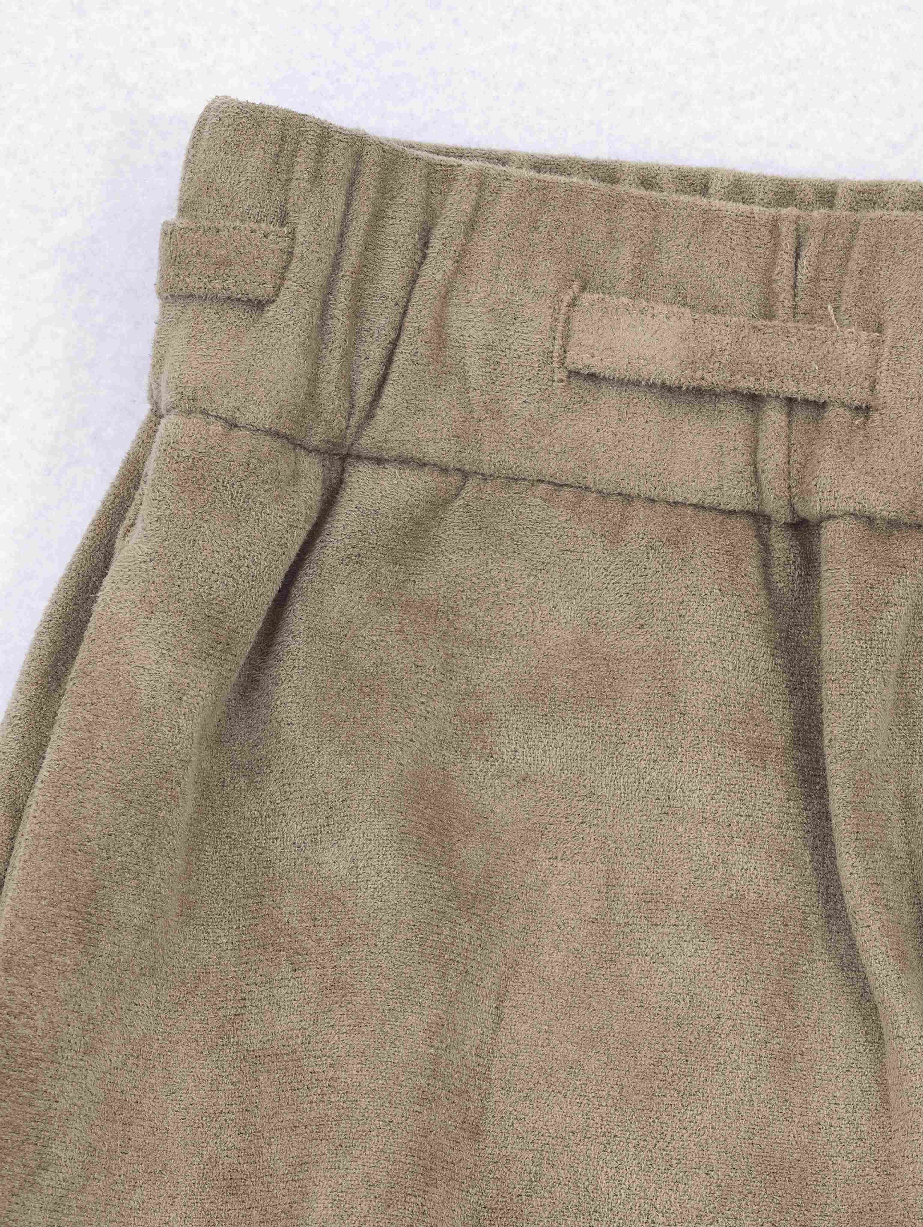 Elastic waistband and side pocket construction detail