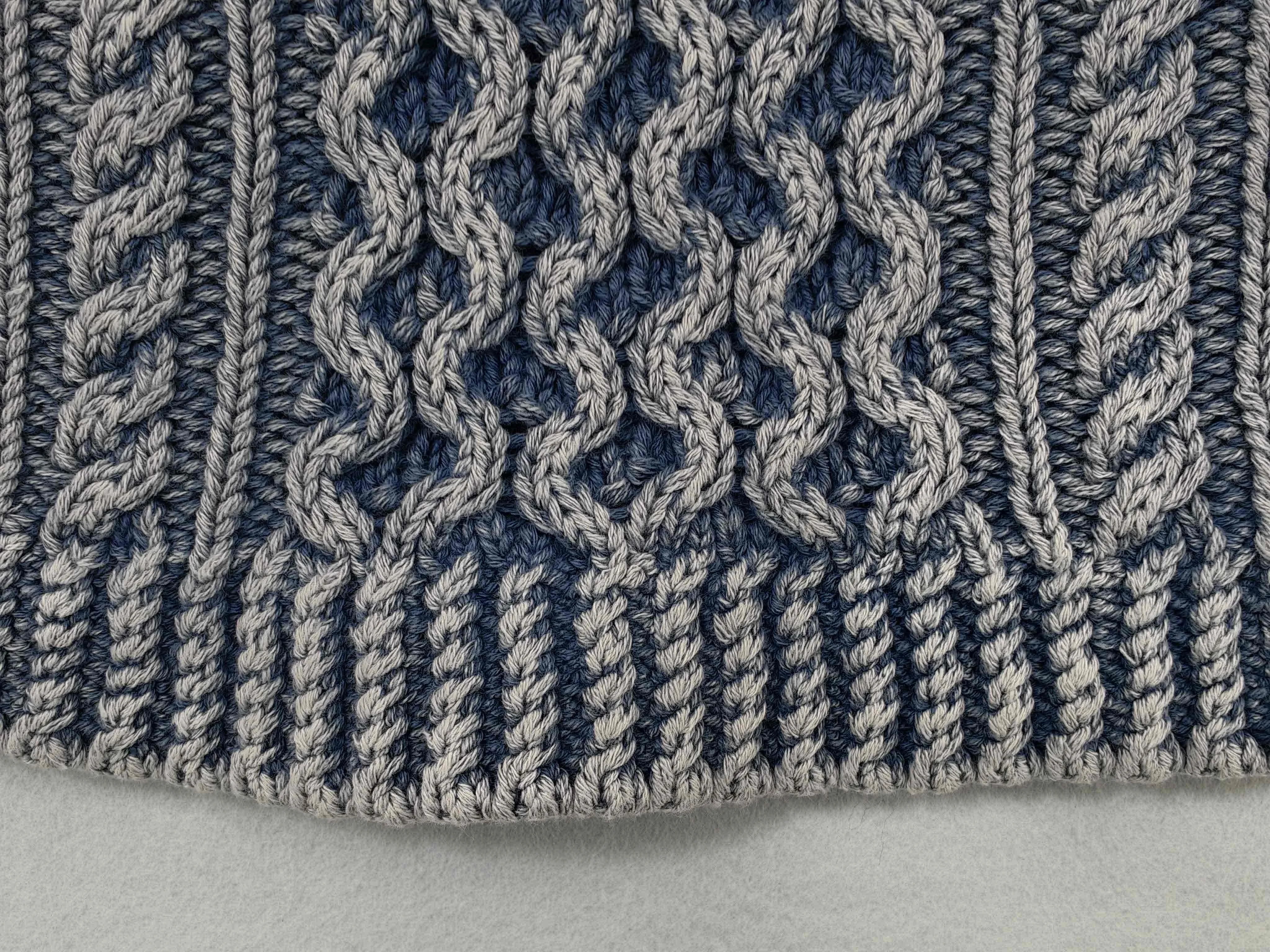 Cable motif joining the curved ribbed hem