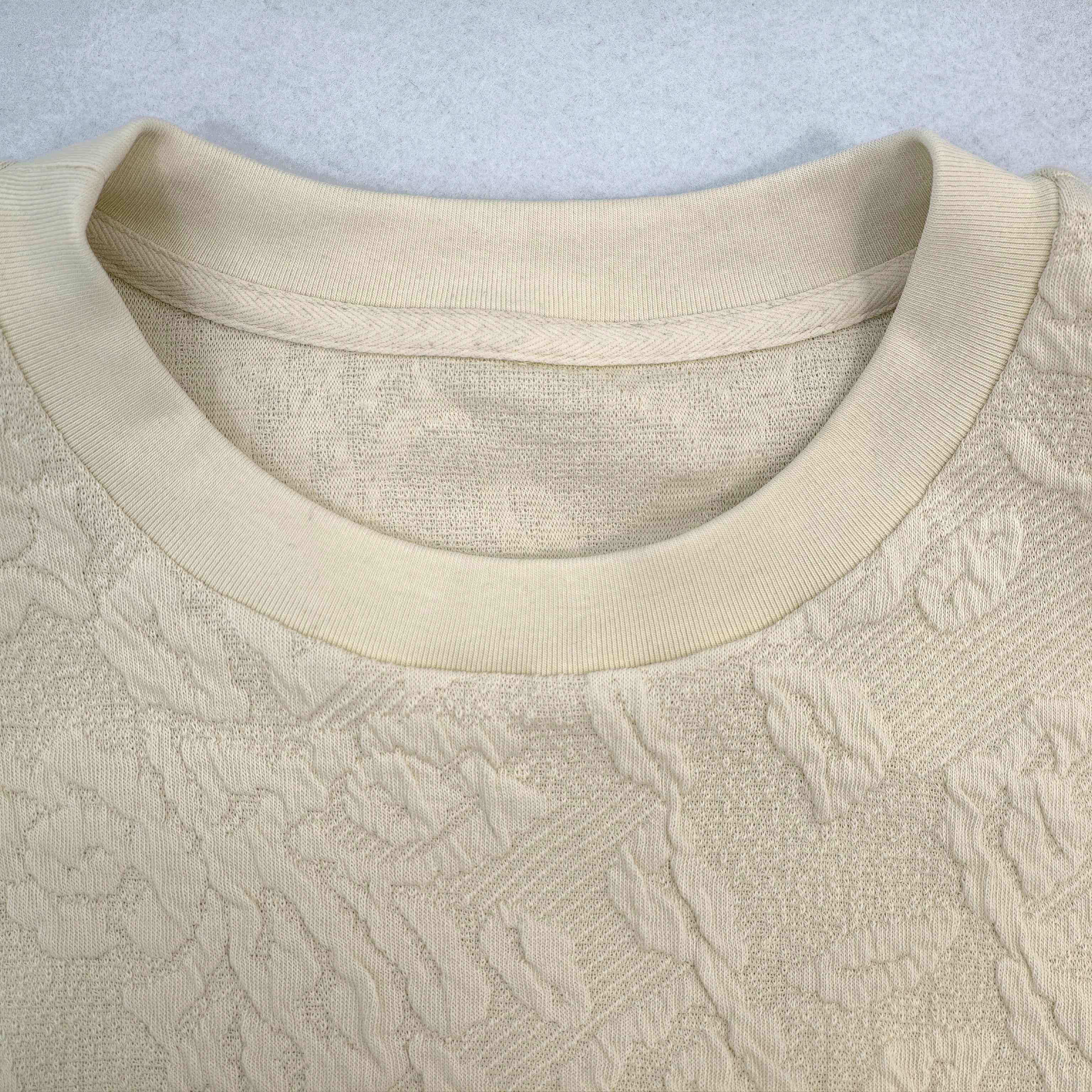 Ribbed crew neckline with clean inner seam finishing