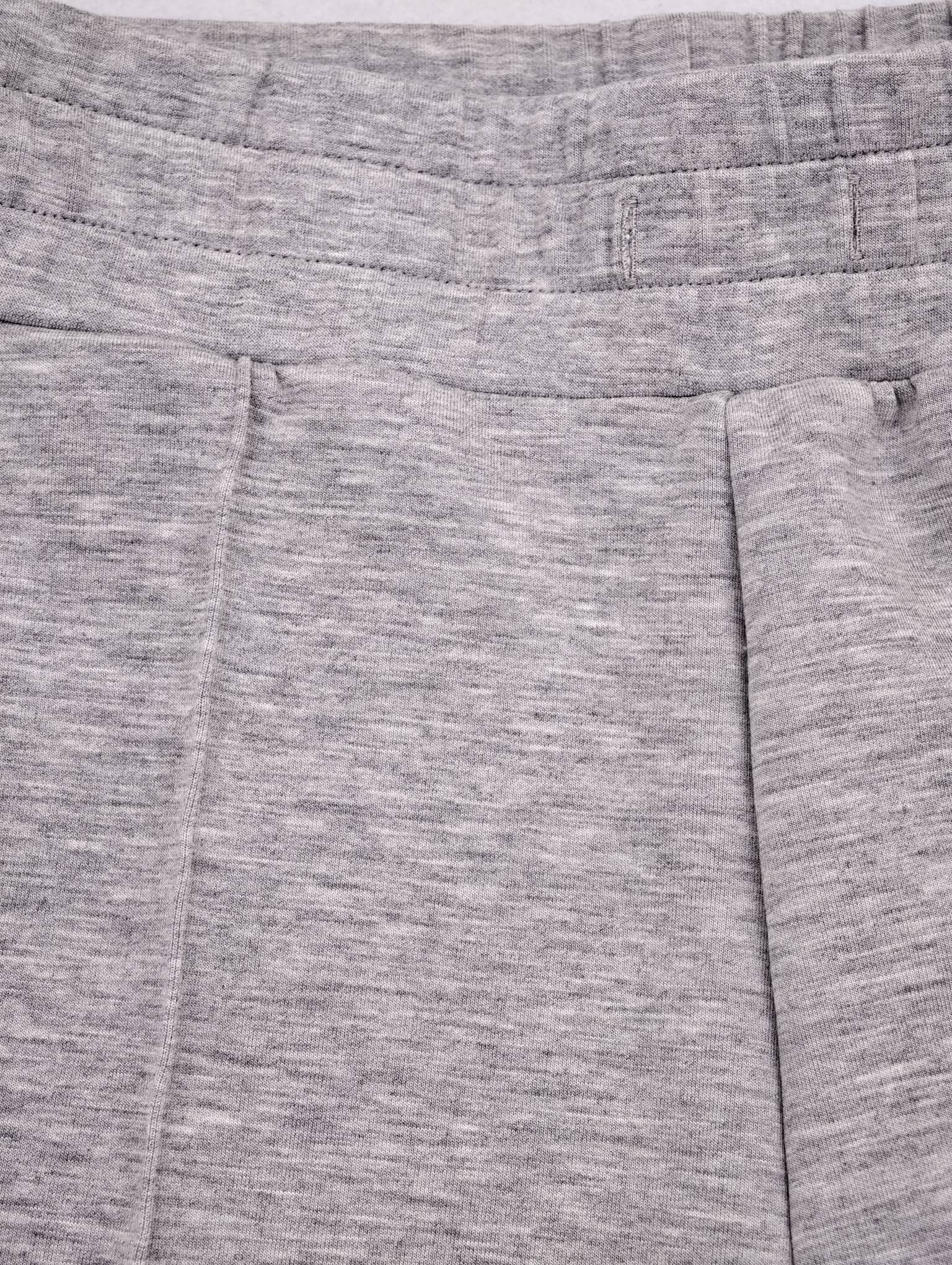 Elastic waistband with structured front pintuck seam detail