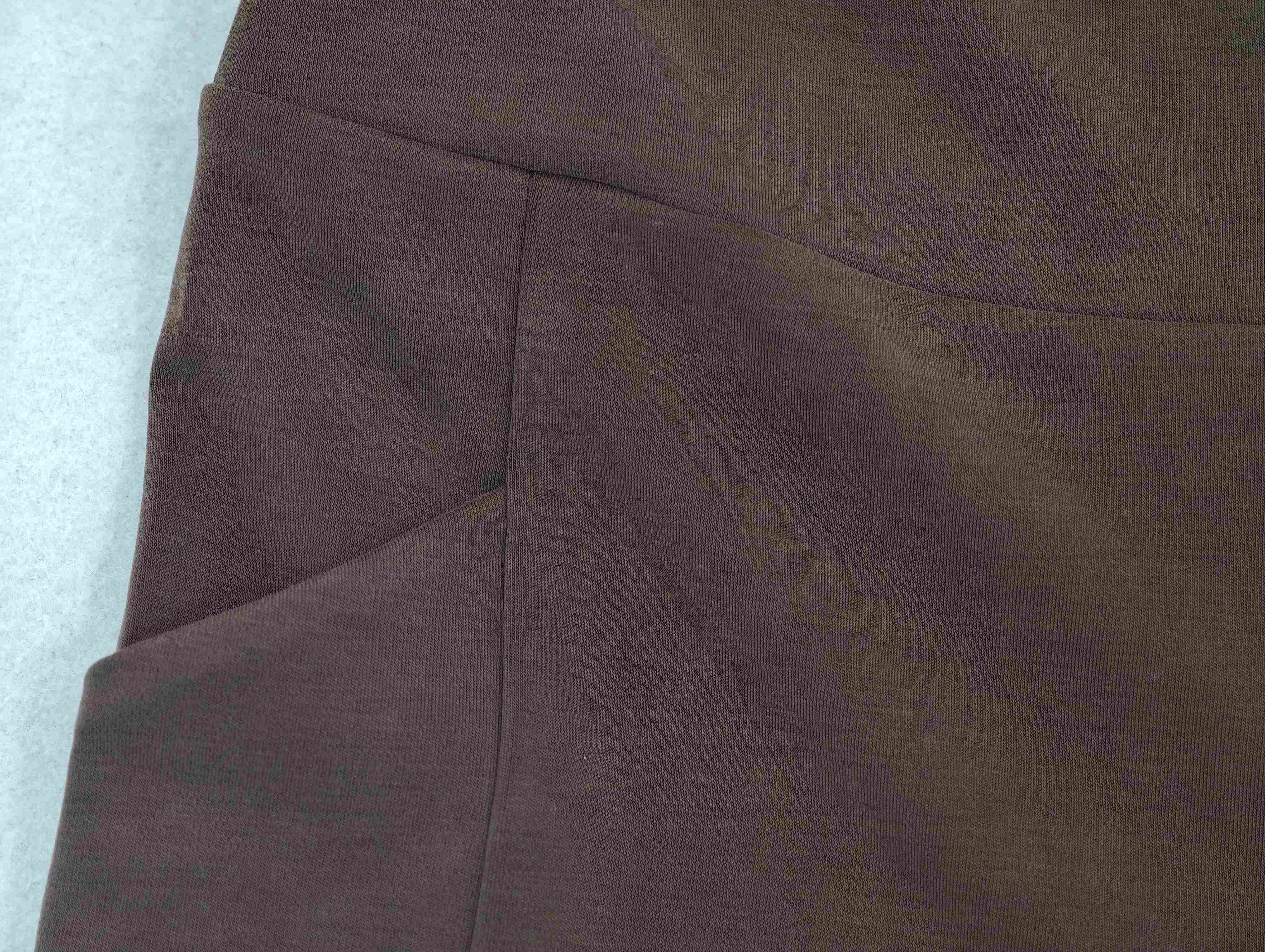 Side pocket and flat seam construction by activewear supplier