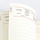 Journal de calendrier quotidien du bureau avec date en creux