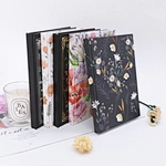 Bunt bedrucktes Notizbuch mit individuellem Design