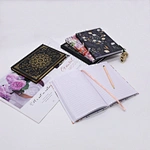 Bunt bedrucktes Notizbuch mit individuellem Design