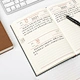 Journal de calendrier quotidien du bureau avec date en creux