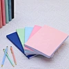 Avec poches pour cartes et porte-stylos