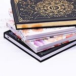 Bunt bedrucktes Notizbuch mit individuellem Design