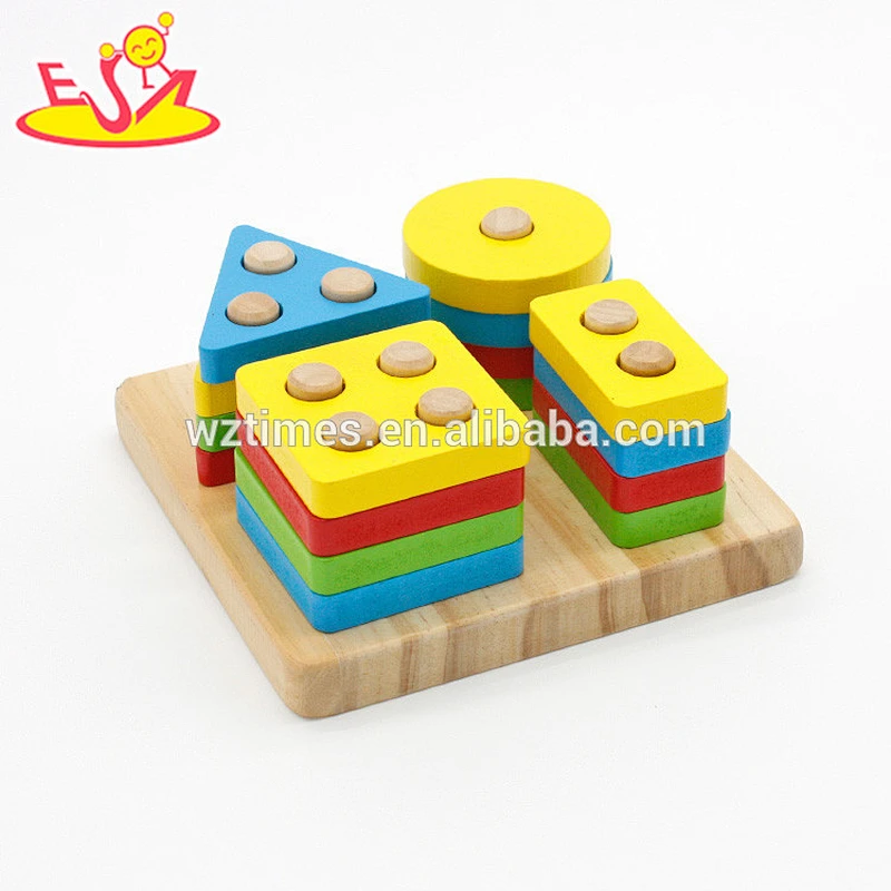 Die Kinder der hohen Qualität, die hölzernes stapelndes Blockspiel des Formspiels lernen, W13D163-Z