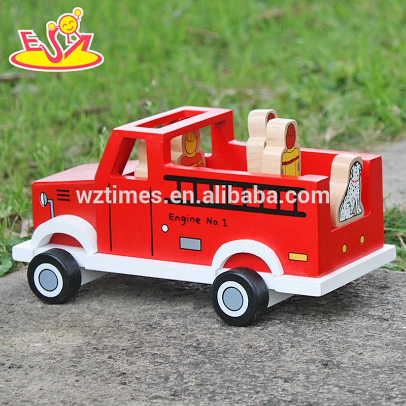 2018 New design baby wooden fire truck toys best design four firemen and dog kids wooden fire truck toys W04A315