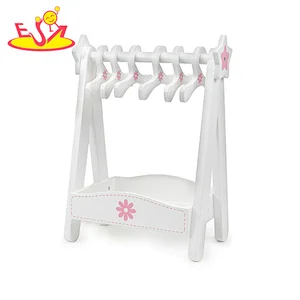 2018 Wholesale fashion design girls wooden clothing hanger rack with 6pcs hangers W09B078