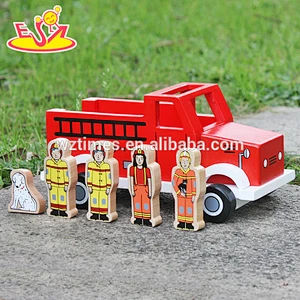 2018 New design baby wooden fire truck toys best design four firemen and dog kids wooden fire truck toys W04A315