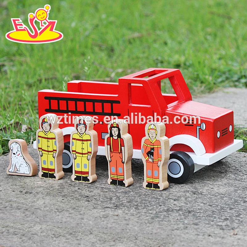 2018 New design baby wooden fire truck toys best design four firemen and dog kids wooden fire truck toys W04A315