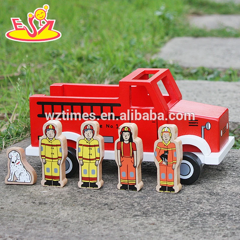 2018 New design baby wooden fire truck toys best design four firemen and dog kids wooden fire truck toys W04A315