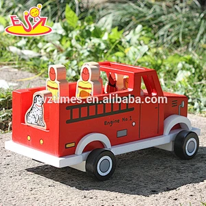 2018 New design baby wooden fire truck toys best design four firemen and dog kids wooden fire truck toys W04A315