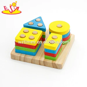 Die Kinder der hohen Qualität, die hölzernes stapelndes Blockspiel des Formspiels lernen, W13D163-Z