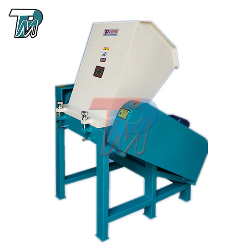Shredder crushing big plastic material used industrial shredders