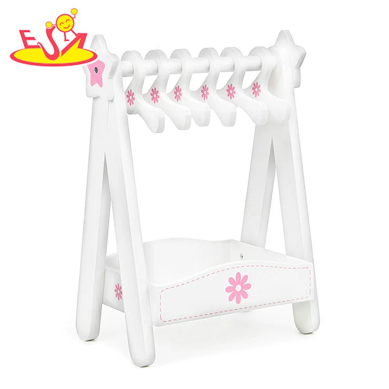 2018 Wholesale fashion design girls wooden clothing hanger rack with 6pcs hangers W09B078