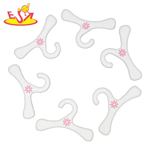 2018 Wholesale fashion design girls wooden clothing hanger rack with 6pcs hangers W09B078