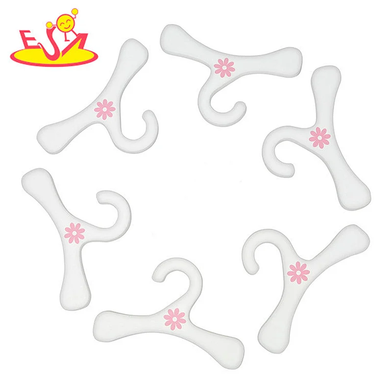 2018 Wholesale fashion design girls wooden clothing hanger rack with 6pcs hangers W09B078
