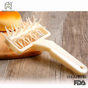 Bakeware plastic spike roller wheel