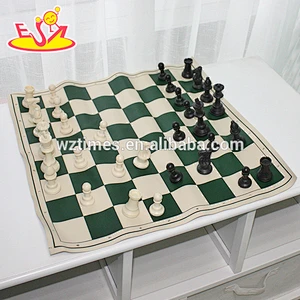 2017 Wholesale best sale children wooden travel chess set W11A057