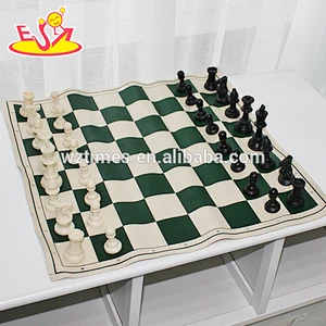 2017 Wholesale best sale children wooden travel chess set W11A057