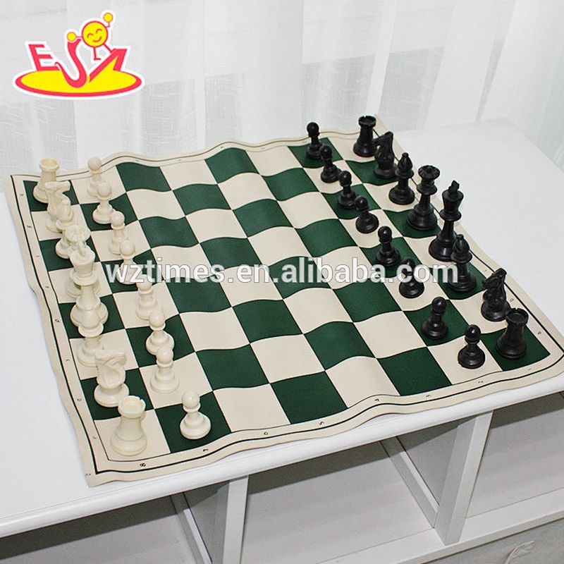 2017 Wholesale best sale children wooden travel chess set W11A057