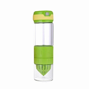 Portable manual juicer tool glass juicer cup bottle with food-grade material lid for outing trip