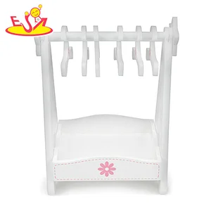 2018 Wholesale fashion design girls wooden clothing hanger rack with 6pcs hangers W09B078