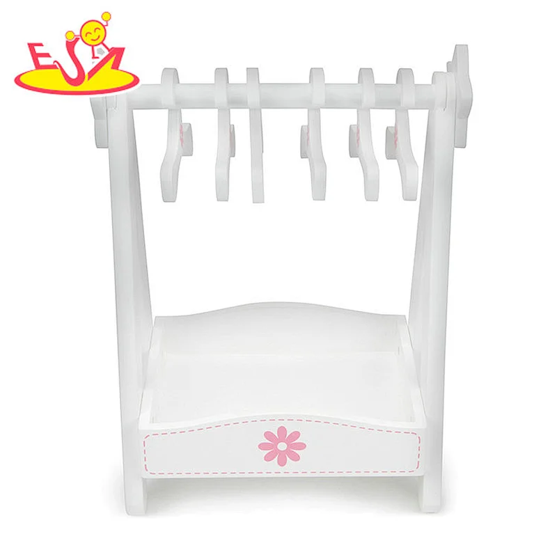 2018 Wholesale fashion design girls wooden clothing hanger rack with 6pcs hangers W09B078