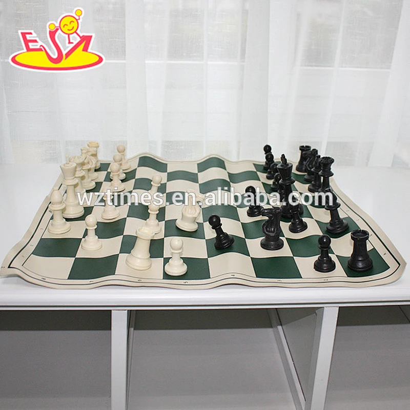 2017 Wholesale best sale children wooden travel chess set W11A057