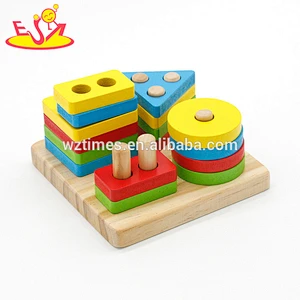 Die Kinder der hohen Qualität, die hölzernes stapelndes Blockspiel des Formspiels lernen, W13D163-Z