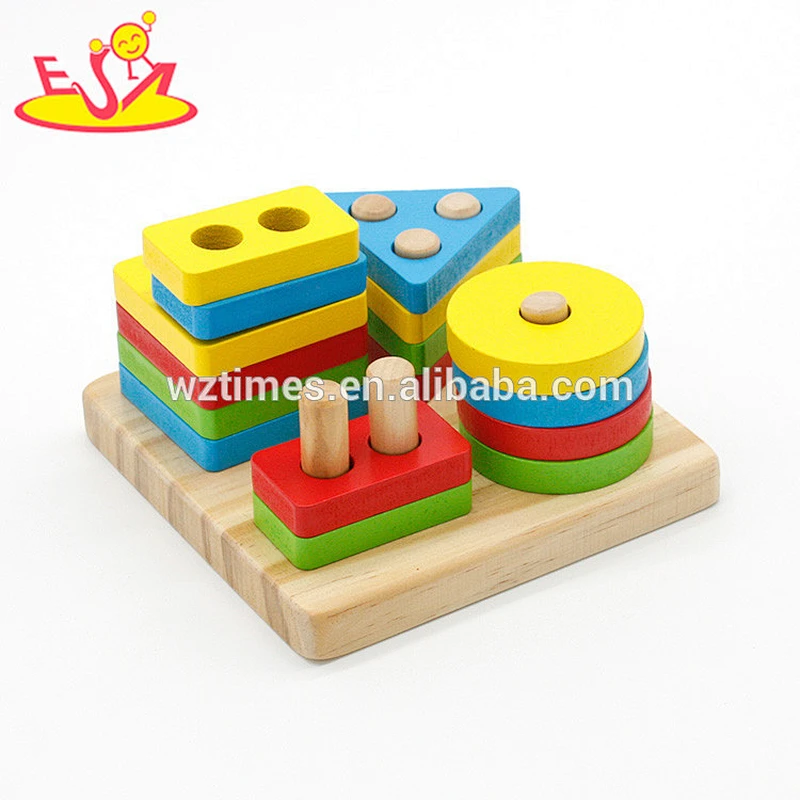 Die Kinder der hohen Qualität, die hölzernes stapelndes Blockspiel des Formspiels lernen, W13D163-Z