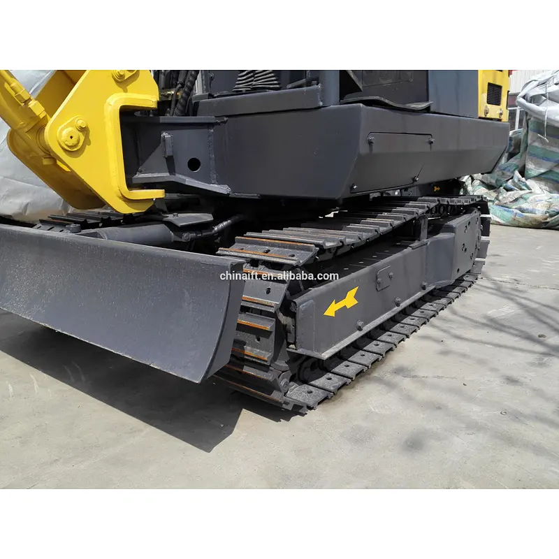 CE Mini excavator with 3-cylinder engine triple pump 0.08 bucket capacity for sale