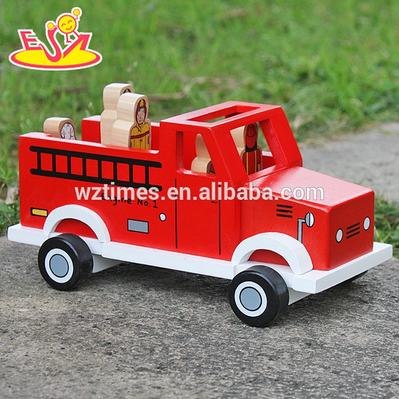 2018 New design baby wooden fire truck toys best design four firemen and dog kids wooden fire truck toys W04A315