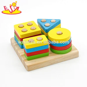 Die Kinder der hohen Qualität, die hölzernes stapelndes Blockspiel des Formspiels lernen, W13D163-Z