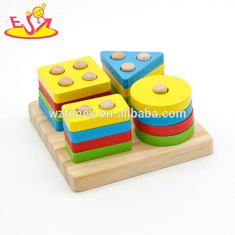 Die Kinder der hohen Qualität, die hölzernes stapelndes Blockspiel des Formspiels lernen, W13D163-Z