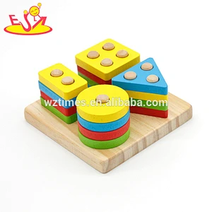 Die Kinder der hohen Qualität, die hölzernes stapelndes Blockspiel des Formspiels lernen, W13D163-Z