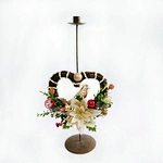 Metal candle holder with wreath decoration