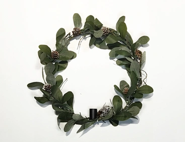 Metal candle holder with Xmas wreath