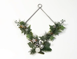 Metal candle holder with Xmas wreath