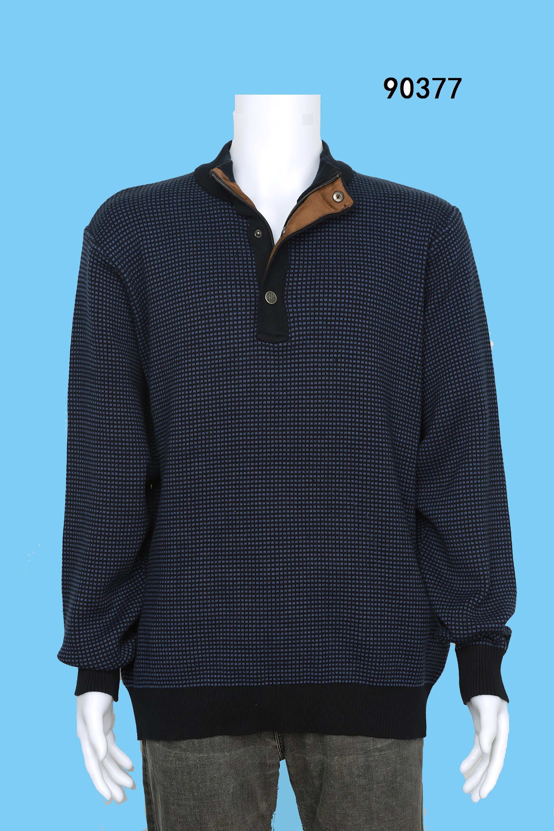 MAN KNITTING PULLOVER