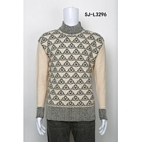 MAN KNITTING PULLOVER