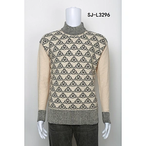 MAN KNITTING PULLOVER
